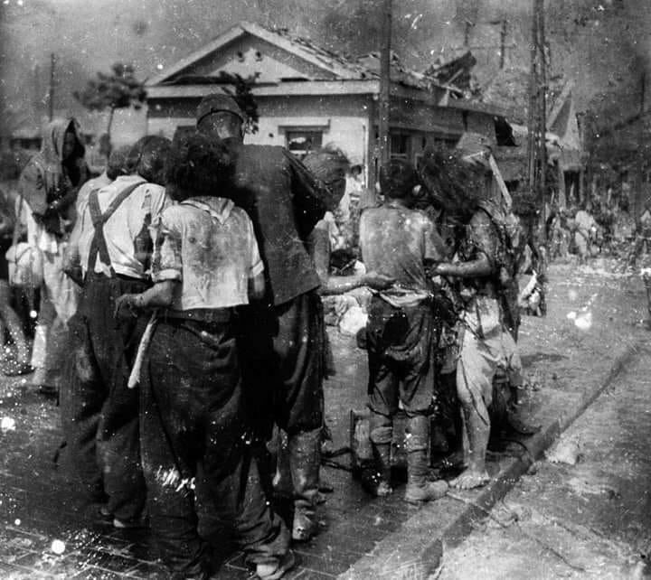 Жители Хиросимы, собравшиеся у полицейского участка после взрыва атомной бомбы 