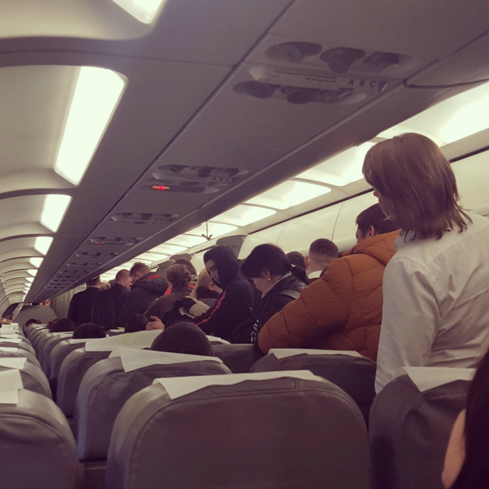 Пытаться первыми выйти из самолета. | Фото: Пикабу.
