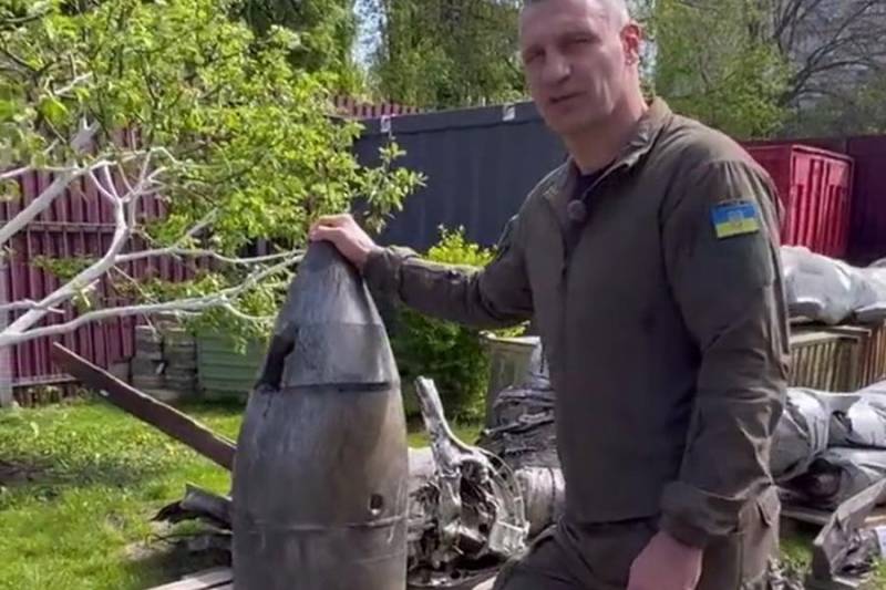 Упавшие обломки противоракеты ВСУ не обнаружившей гиперзвуковую “Кинжал” попали на медучреждение в Киеве.