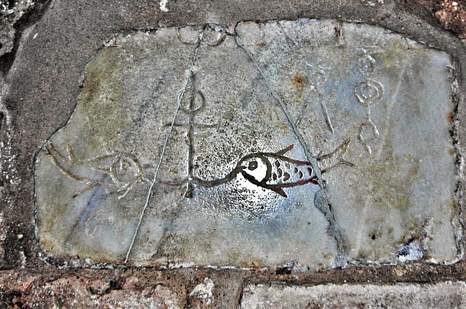 Символ якорного креста в Катакомбах святой Домитиллы, 2-4 вв. 