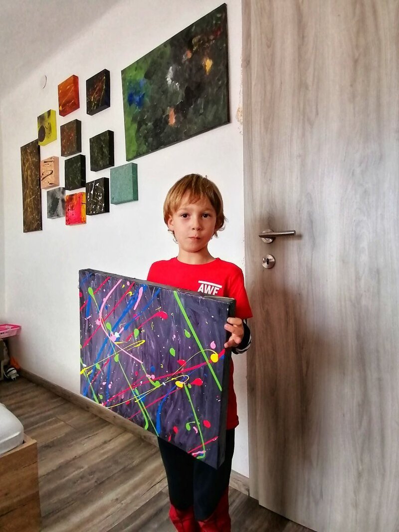 5-летний мальчик с аутизмом рисует особенные картины Пятилетний, делают, Джексона, чтото, Получается, абстракционизма, жанре, произведения, создавая, холст, краски, акриловые, распылять, капать, брызгать, научился, рисовать, Тристан, может, мальчик