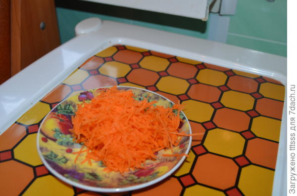 Добавляем тёртую морковь