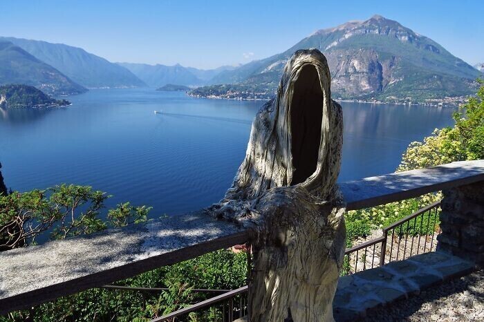 21. В замке Вецио в Италии много таких статуй "призраков"