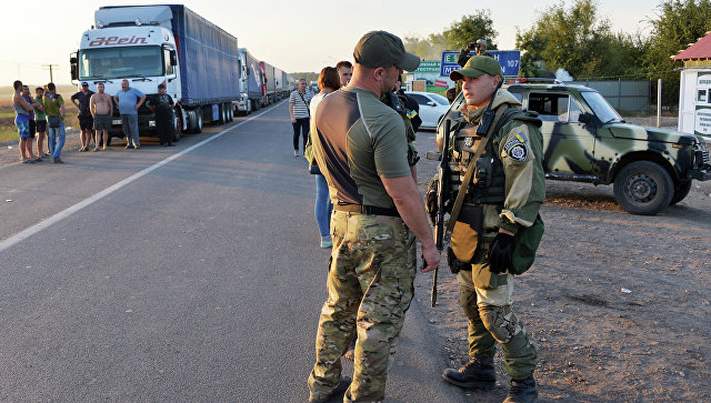 Сотрудники правоохранительных органов Украины у пограничного пункта Каланчак. Архивное фото