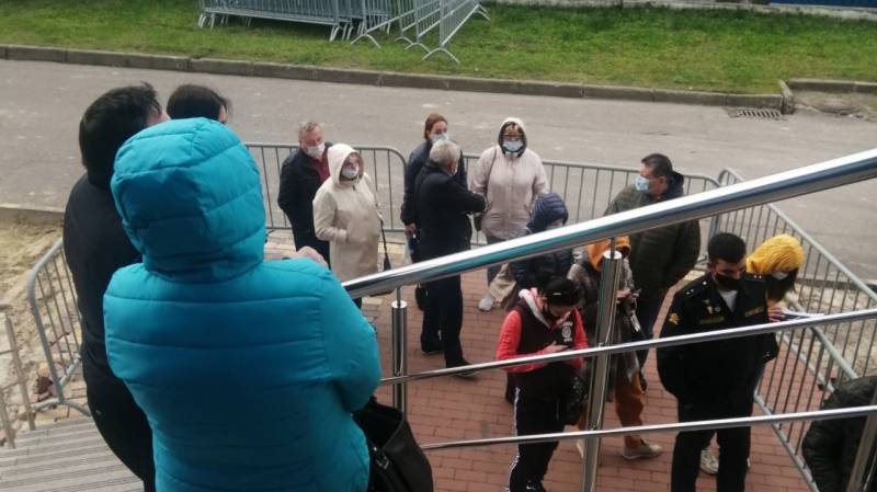 Калининградцы по несколько часов стоят на холоде в очередях на вакцинацию