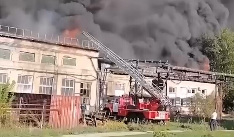 В Бердске ликвидирован крупный пожар на производственном предприятии