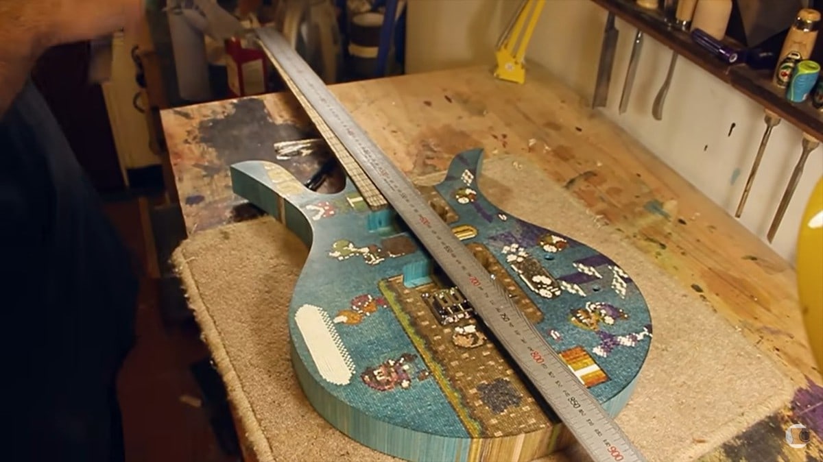 Мужчина собрал гитару из 10 тысяч палочек для леденцов с рисунком из «Марио». И на ней можно играть! бытовая техника,Гитара,курьезы,самоделки,техника,технологии