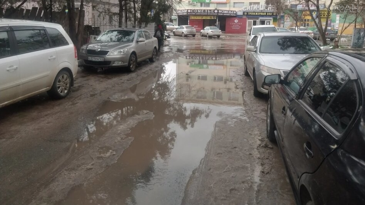 Грязевой коллапс в Евпатории: «незаметные коммунальщики» надеются на солнце и ветер