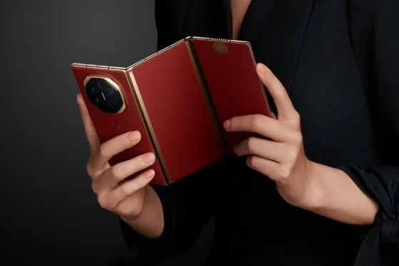 Новый складывающийся втрое смартфон Huawei получит eSIM