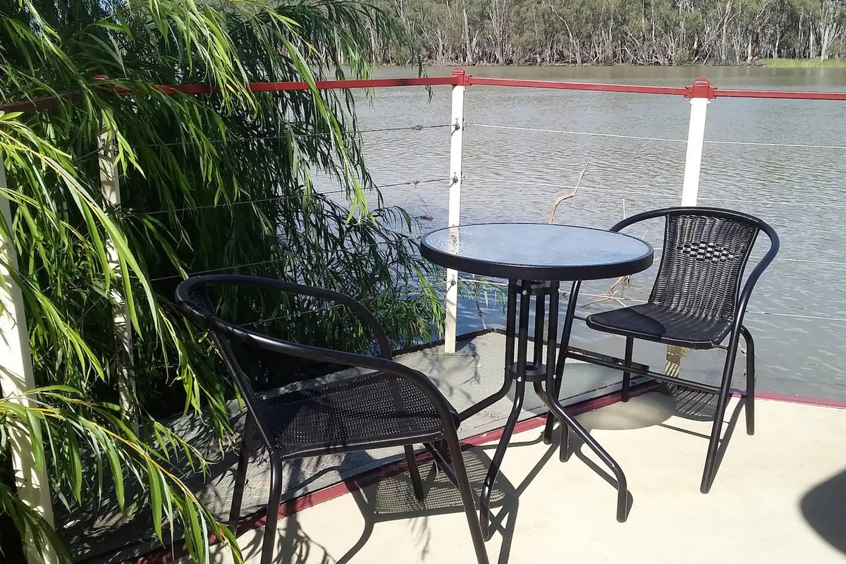 Пара превратила старинную лодку в роскошный плавучий дом дом