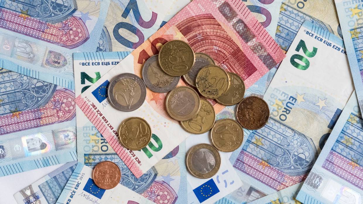 Курс евро впервые за декабрь превысил 85 рублей