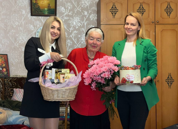 ГК «ИнтерСтрой» поздравила с юбилеем ветерана труда Тамару Федоровну Гривнак 