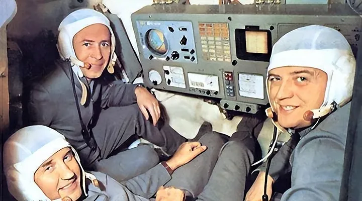 Полная хроника трагедии в истории пилотируемых космических полетов СССР В холодную ночь 1971 года советский космический корабль "Союз-11" бесшумно приземлился на безлюдной территории Земли.-5