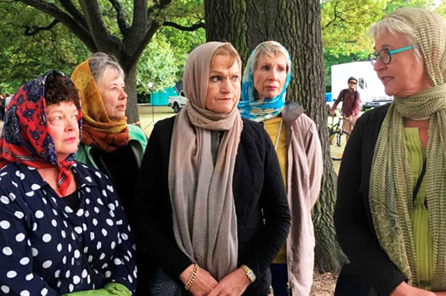 Жительницы Новой Зеландии вышли на улицы в платках в знак поддержки мусульман после теракта Жительницы Новой Зеландии вышли на улицы в платках в знак поддержки мусульман после теракта Новости