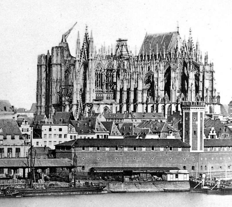 Незаконченный Кельнский собор в 1856 году, в том числе огромный средневековый журавль, который возвышался над южной башней с момента прекращения строительства в 1400-х годах. история, ретро, фото