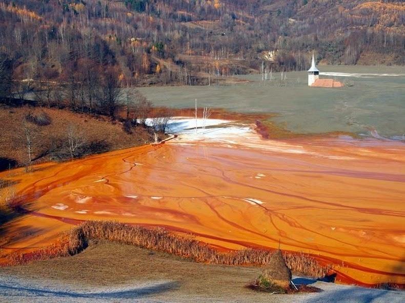 Токсичное озеро, образовавшееся на месте румынской деревни