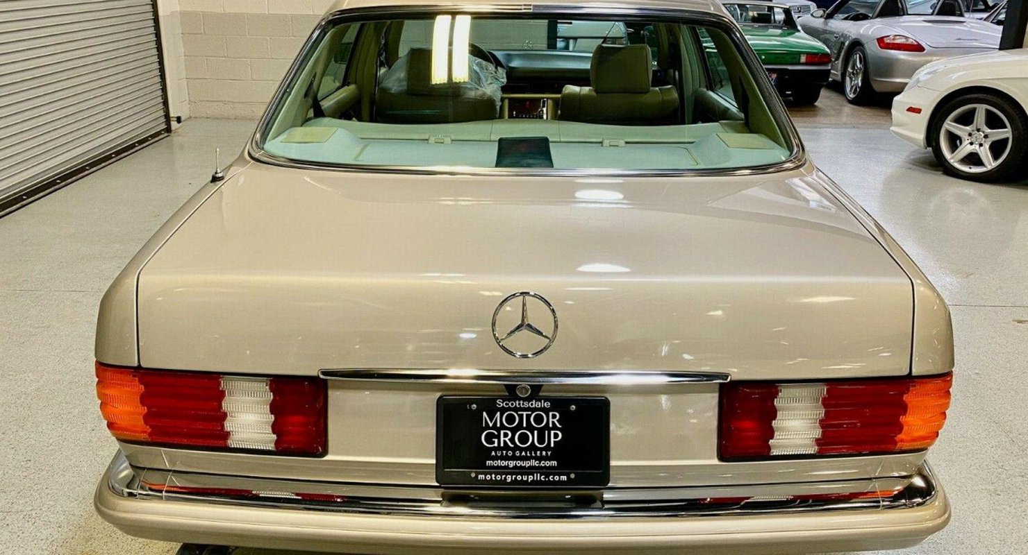 Mercedes-Benz W126 с пробегом 4700 км продают по цене нового GLA