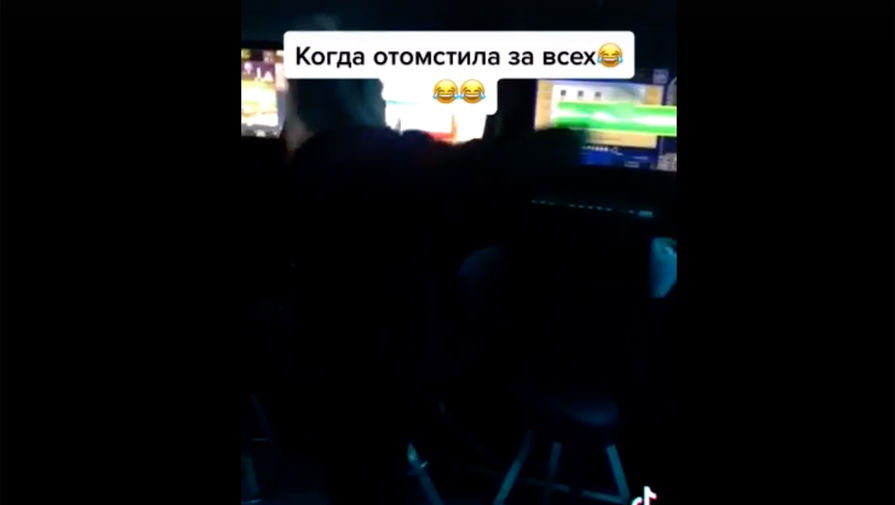 Россиянка разгромила зал с игровыми автоматами, где ее парень проигрывал деньги