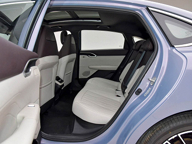 Просторный 192-сильный седан Changan — всего 72,9 тыс. юаней (830 тыс. рублей). Представлен обновленный Changan Eado