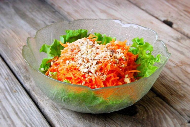 Готовим салат из моркови. 3 неизбитых рецепта