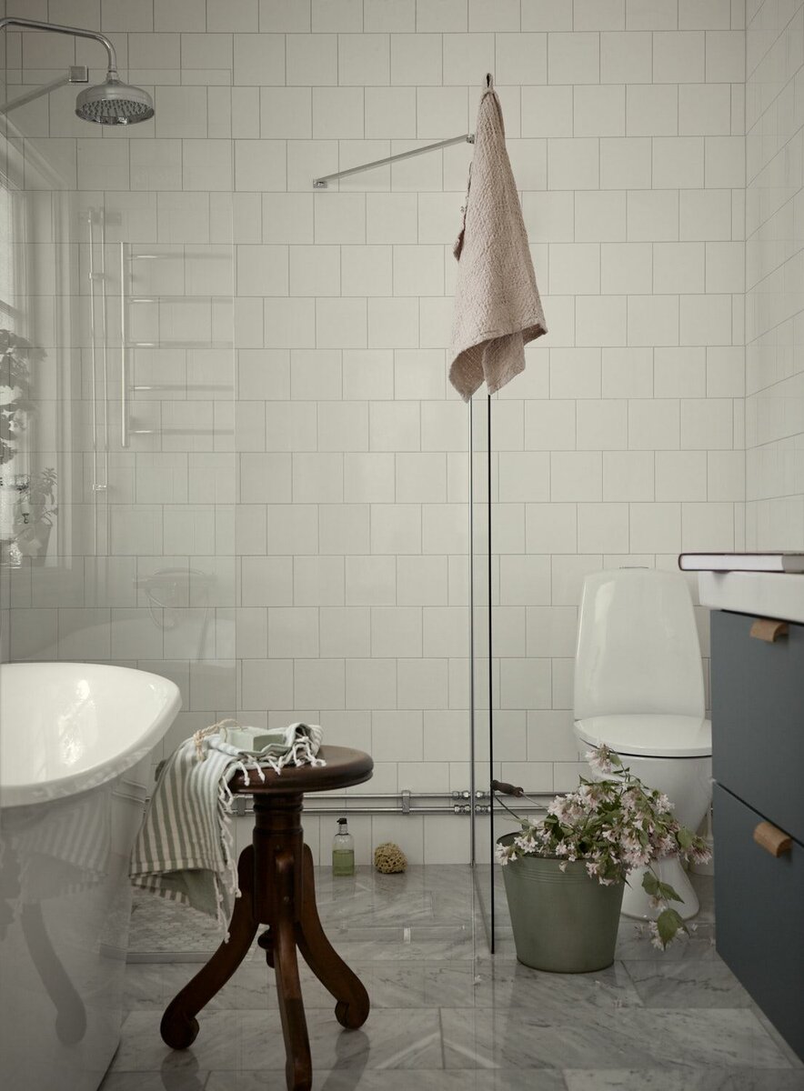 В ванной комнате есть и открытый душ, и ванна (ее покажу на следующем фото). Благодаря стеклянным подвижным стенкам вода не растекается по всему помещению