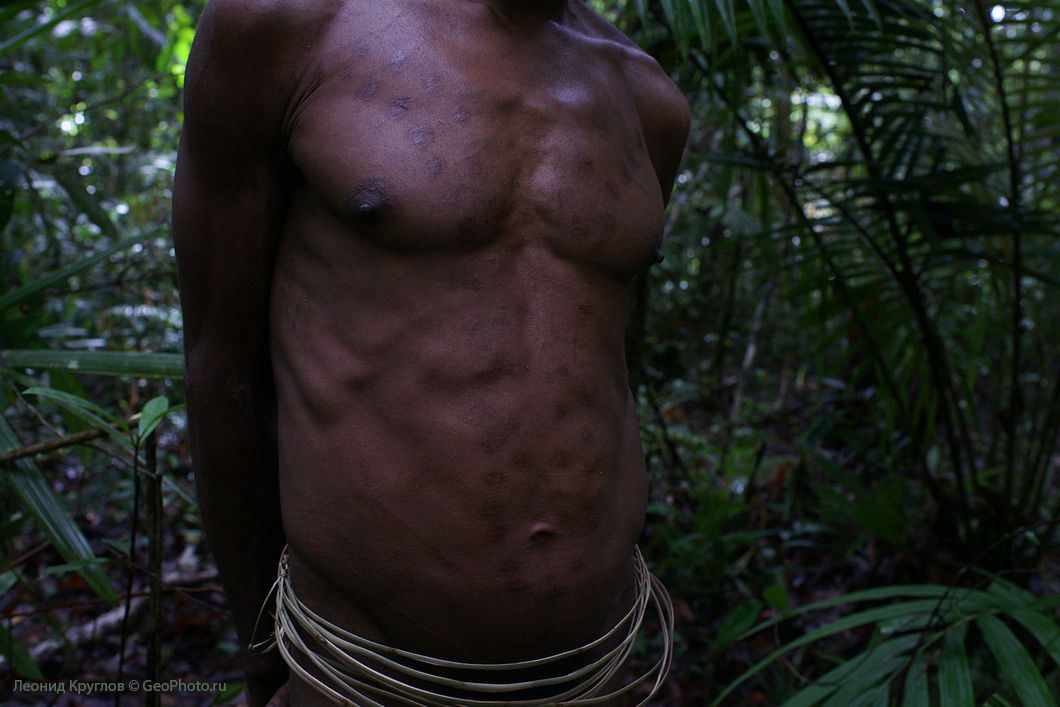 Джунглях живут люди. Новая Гвинея. Племя КОРОВАИ. Племя КОРОВАИ Папуа новая Гвинея. Племя КОРОВАИ Папуа женщины. Племя КОРОВАИ из Папуа.