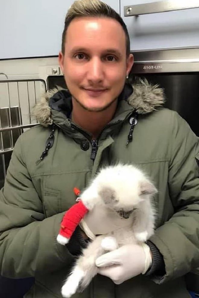 Мужчина и котенок