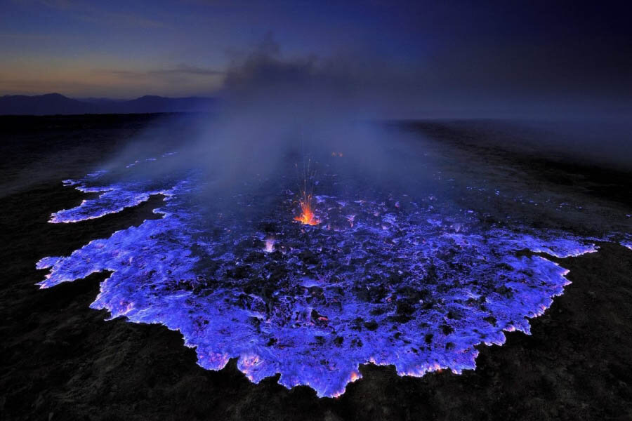 
Голубую лаву можно увидеть в одном из кратеров вулкана Иджен. Потоки окрашиваются в голубоватый цвет благодаря сернистому газу, который во время извержения нагревается до 600°С.