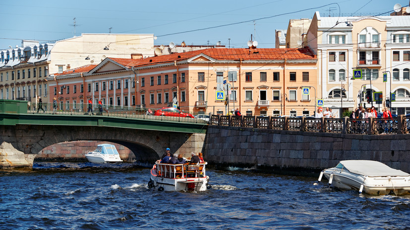 На набережной Фонтанки в Петербурге устанавливают новый причал