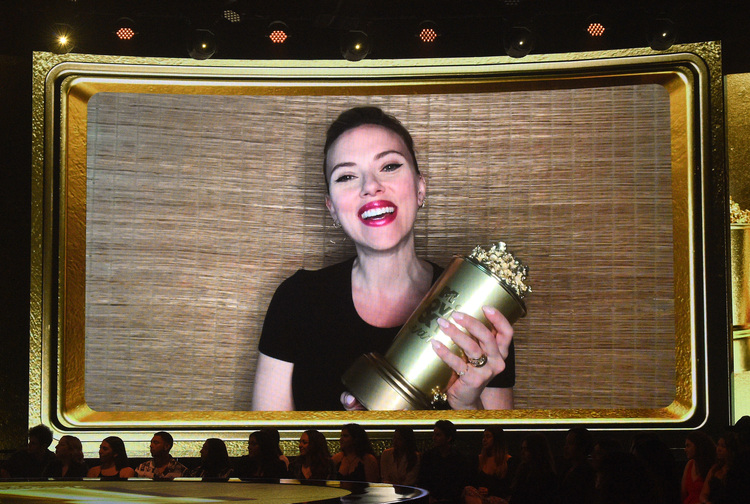 Элизабет Олсен, Скарлетт Йоханссон, Снуп Догг и другие на премии MTV Movie & TV Awards 2021 сериал, ВандаВижн, Энтони, Movie, Солдат, Зимний, Олсен, Сокол, Awards, Барон, Элизабет, Winter, парням, Marvel, Йоханссон, Скарлетт, WandaVisionЛучший, Пейдж, блюза, Falcon