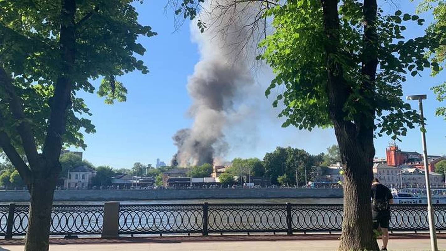 В Москве начался масштабный пожар, слышны взрывы