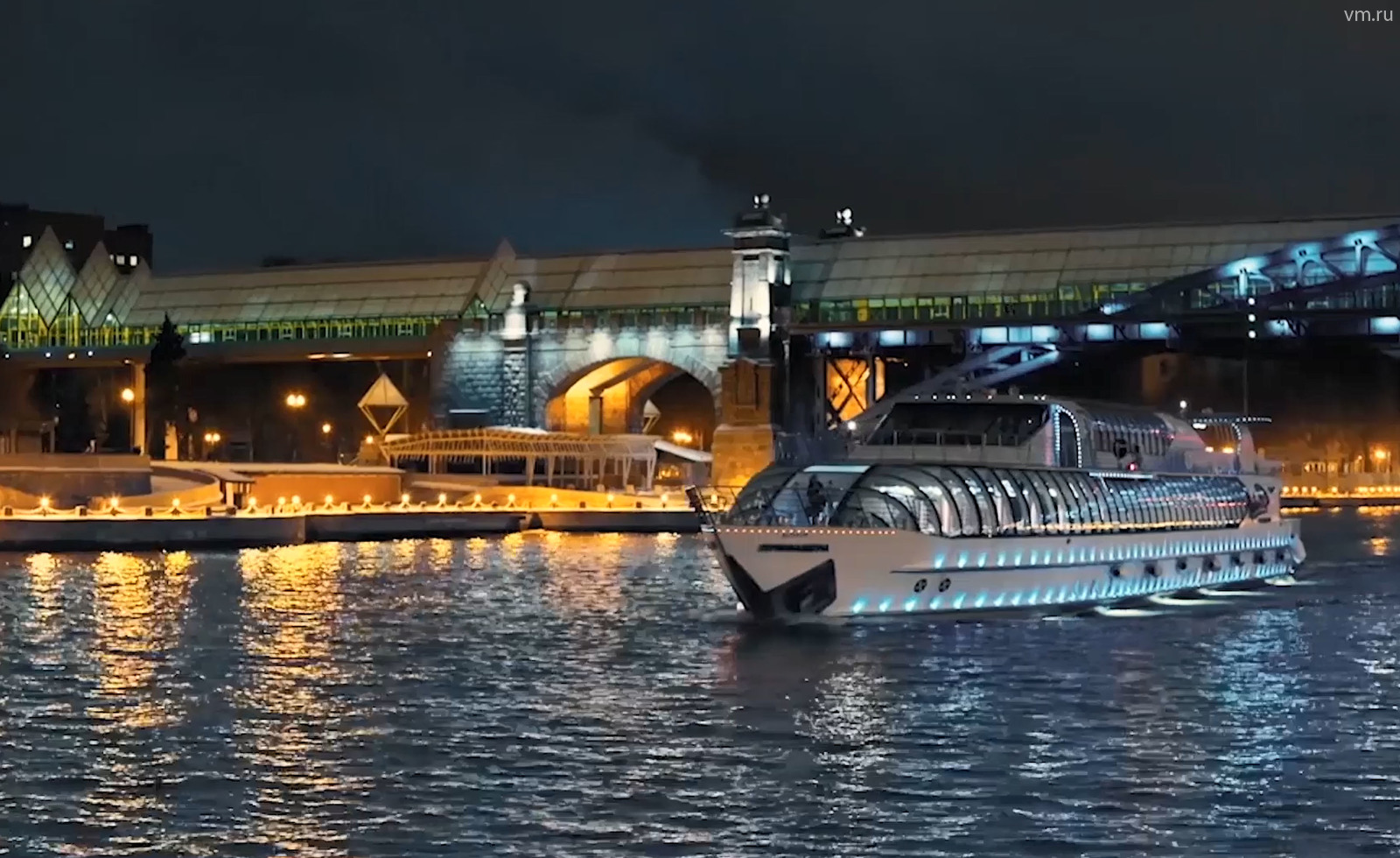 Речные трамвайчики зимой. Речной трамвайчик Рэдиссон. Корабль на Москве реке Рэдиссон. Теплоход Рэдиссон. Теплоход Москва река.