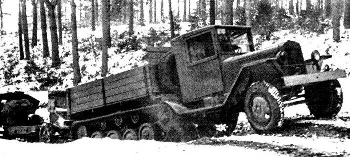 Тормоза придумали капиталисты! Почему в последнем советском гусеничном грузовике ЗИС-42 не было тормоза ЗИС42,<br /><br />Машина использовалась всю войну.<br /><br />Существует миф о том, что в ЗИС-42 не было тормозов. На самом деле и педаль тормоза, и стояночный тормоз в грузовике имели и исправно функционировали. Правда в том, что из-за отсутствия какого-либо наката во время движения (слишком низкая скорость, слишком высокая масса), тормозить на ЗИС-42 фактически не приходилось – было достаточно лишь опустить педаль газа, как тяжеленный коммунистический здоровяк даже двигаясь по асфальтному покрытию тут же останавливался сам собой.<br /><p class=