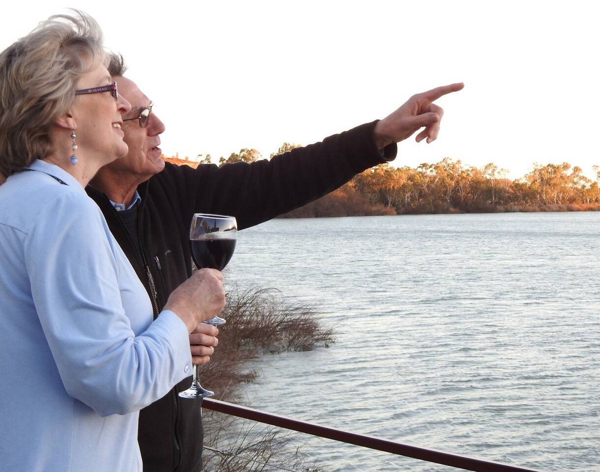 Пара превратила старинную лодку в роскошный плавучий дом дом