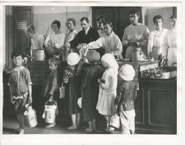 Раздача бесплатных обедов в детской столовой
Неизвестный автор, 1920 год, г. Петроград, МАММ/МДФ.