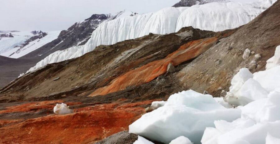 Кровавый водопад — пугающее зрелище в Антарктике
