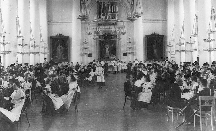 Женское образование в Царской России: как был устроен институт благородных девиц 