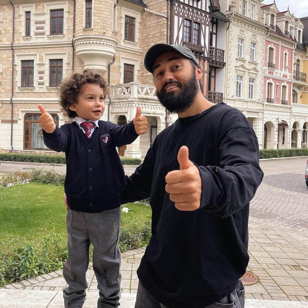 Редко в кадре: новые фото подросших детей знаменитостей
