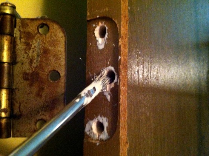 Восстановление разбитых отверстий под шурупы дверной петли