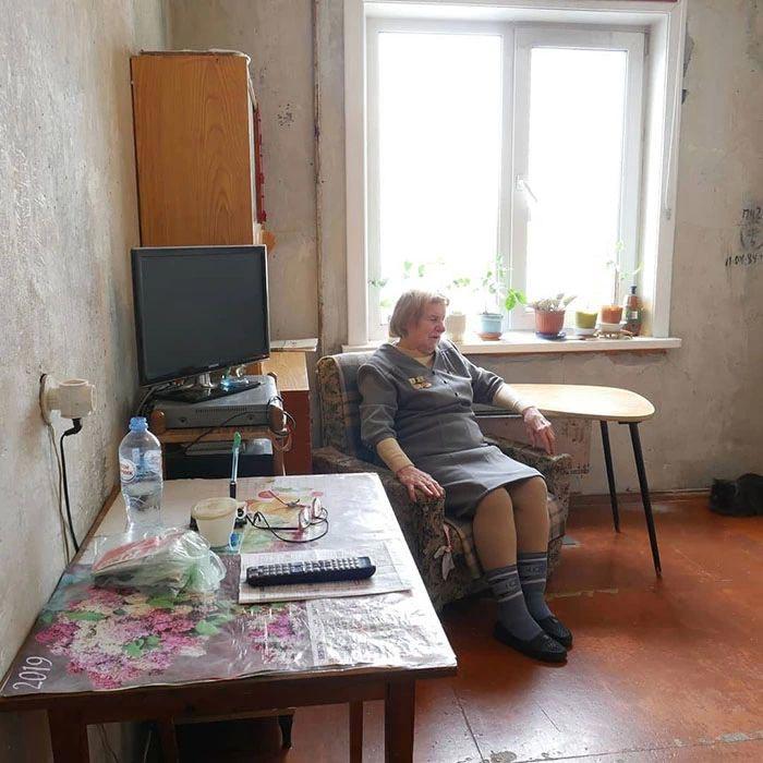 Мужчина бесплатно делает ремонты для пенсионеров и ветеранов войны благотворительность,ремонт