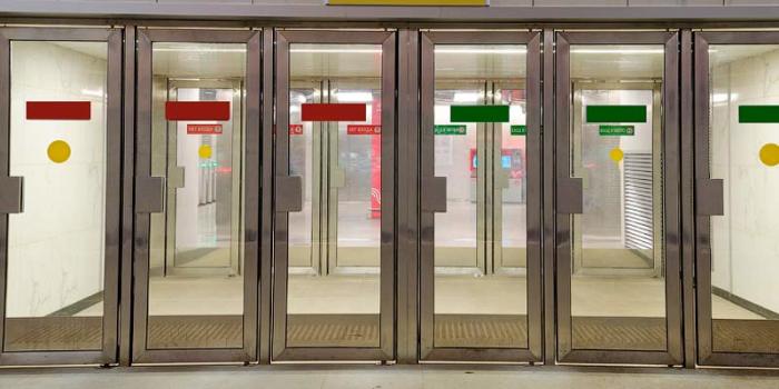 Зачем на входе в метро двери делают большими и тяжелыми