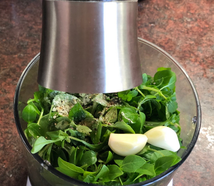 Итальянский соус с орехами. Универсален, но я люблю его, как намазку — идеально к свежему хлебу