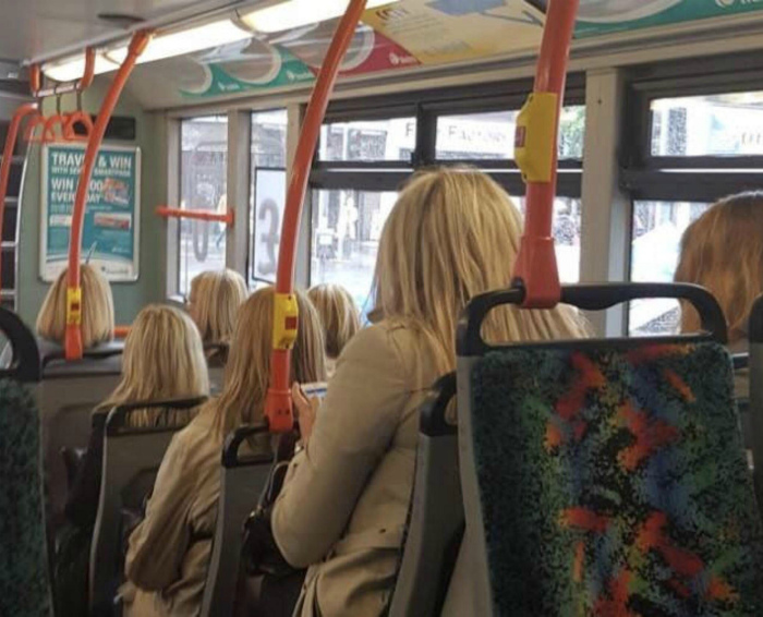 Автобус для блондинок. | Фото: Reddit.