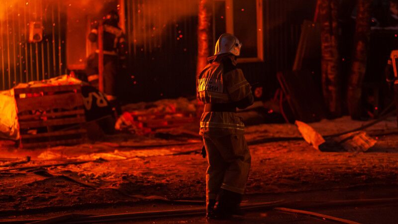 Ангар полыхает в подмосковной деревне Картино