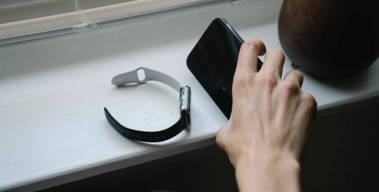 Бизнес-аналитик Ильичева объяснила, зачем смартфоны постоянно за нами следят