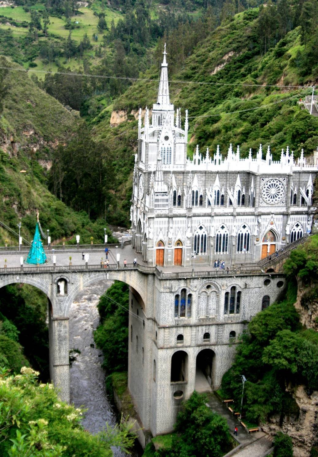Южноамериканская церковь, похожая на европейский замок