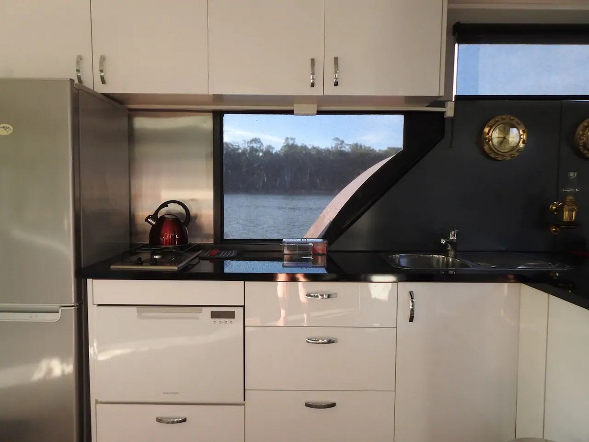 Пара превратила старинную лодку в роскошный плавучий дом дом