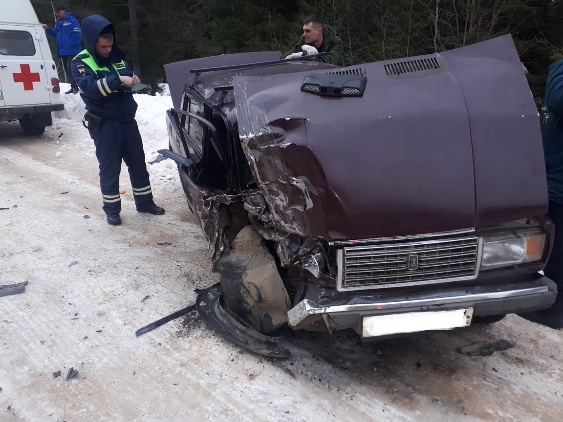 Два человека получили травмы при лобовом столкновении автомобилей в Тверской области