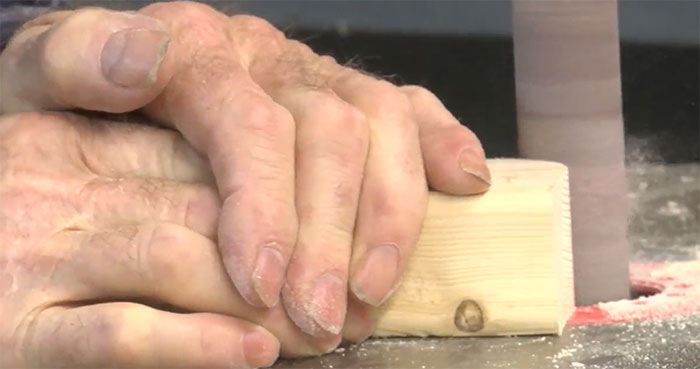 Настоящий Санта-Клаус делал деревянные игрушки каждое Рождество в течение 50 лет Настоящий Санта-Клаус делал деревянные игрушки каждое Рождество в течение 50 лет