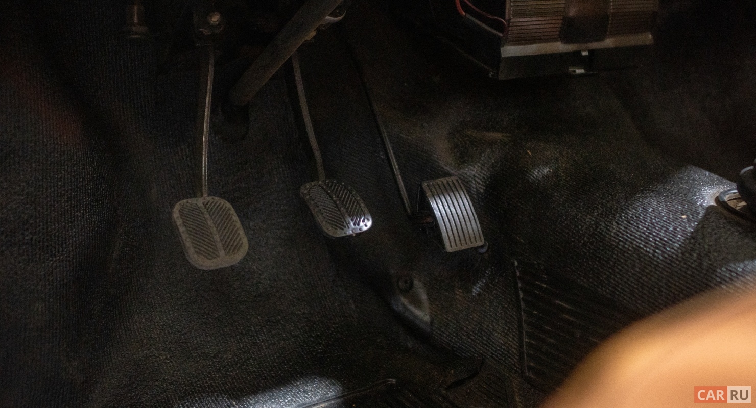 Почему при резком нажатии на педаль газа она проваливается?